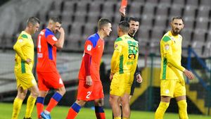 Transfer spectaculos! Fotbalistul a semnat cu marea rivală din România | FOTO