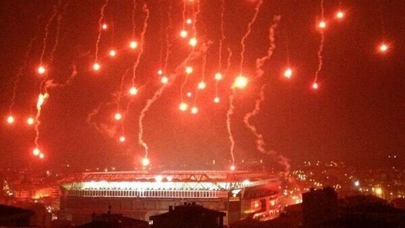 FOTO & VIDEO** Scene APOCALIPTICE la Șükrü SaracoĂŸlu! Fanii au fost INTERZIȘI pe stadion, dar au provocat o ploaie de FOC