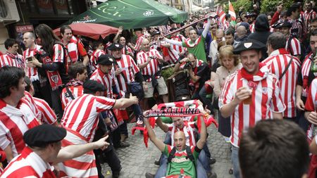 Au crezut că au ajuns în "cartierul roșu"! "Surpriză" pentru spaniolii veniți la bere în centrul vechi