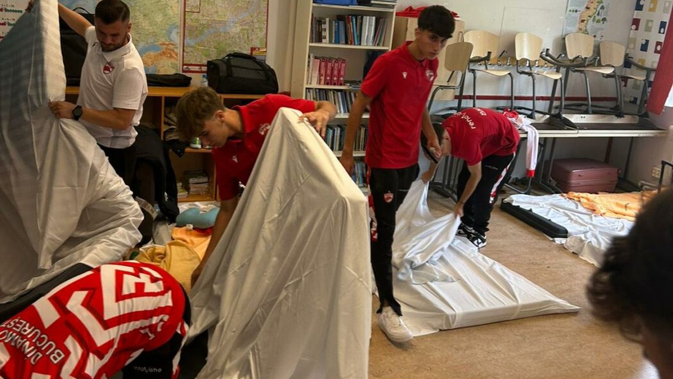Cum comentează managerul CCJ Dinamo imaginile cu juniorii care dorm pe jos, într-o sală de clasă, la un turneu în Suedia: „E la fel ca la hotel. Locul unde stau, pentru ei, reprezintă o experiență pozitivă”. INTERVIU