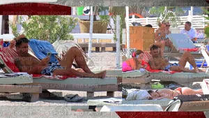Nicolae Dică, regele șezlongului! Imagini spectaculoase cu fostul atacant al Stelei, și soția lui, în costum de baie roz, la plajă. EXCLUSIV
