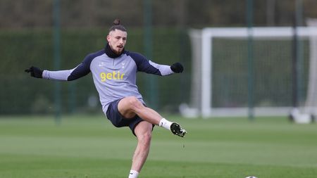 Ce ne scapă în cazul Radu Drăgușin la Tottenham. Fotbalistul care a venit în același timp cu românul are alt destin și joacă mai mereu