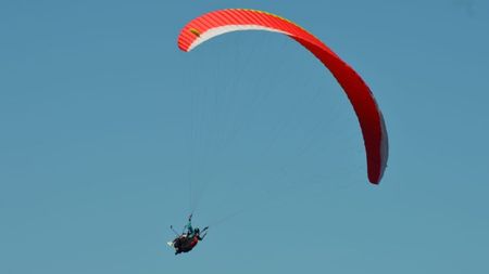 Parapantiști din mai multe țări promit spectacol pe cerul Brașovului, la PWC Skydreamers Open. Toma Coconea, invitat special 