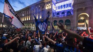 Chivu a scos 400.000 de oameni în stradă. O lume întreagă vorbește despre femeia în vârstă care a sărbătorit ca un ultras la Dom