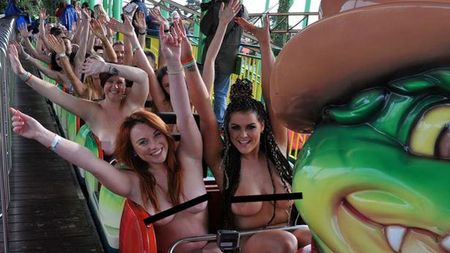 Sport "extrem" în parcul de distracții. VIDEO | S-au dezbrăcat pentru o cauză nobilă