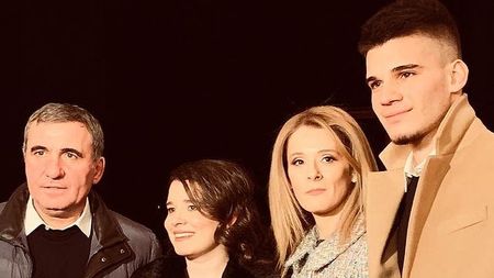 O imagine cât o mie de cuvinte, în ziua de Crăciun! Ianis Hagi, alături de tatăl său, Gică Hagi, şi de mama lui, Marilena!