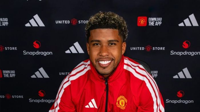 Manchester United a oficializat transferul de 50.000.000 de lire sterline al brazilianului Santos, de la rivala Chelsea