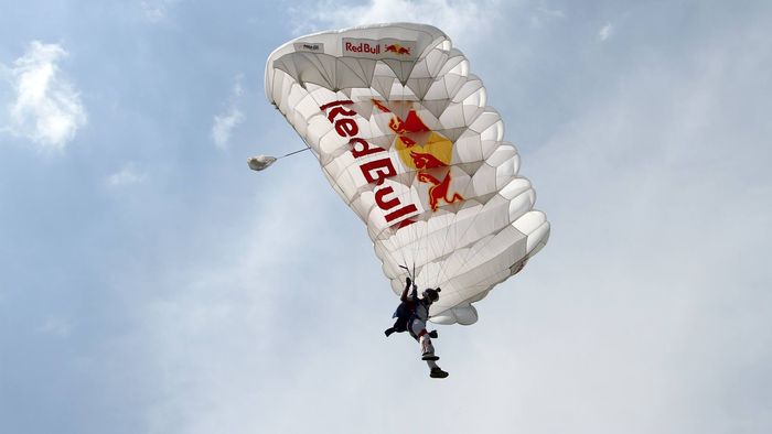 Povestea omului care vede lumea de sus: "Parașutismul e un sport psihologic. Dacă nu simți frica, nu înseamnă că ești curajos, ci doar că ești nebun"