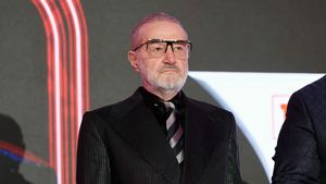 Cine i-a făcut lui Gigi Becali costumul cu care i-a lăsat mască pe toți: „E scump, dar nu se compară cu un Maybach. E în topul clienților, după Casa Regală”. EXCLUSIV