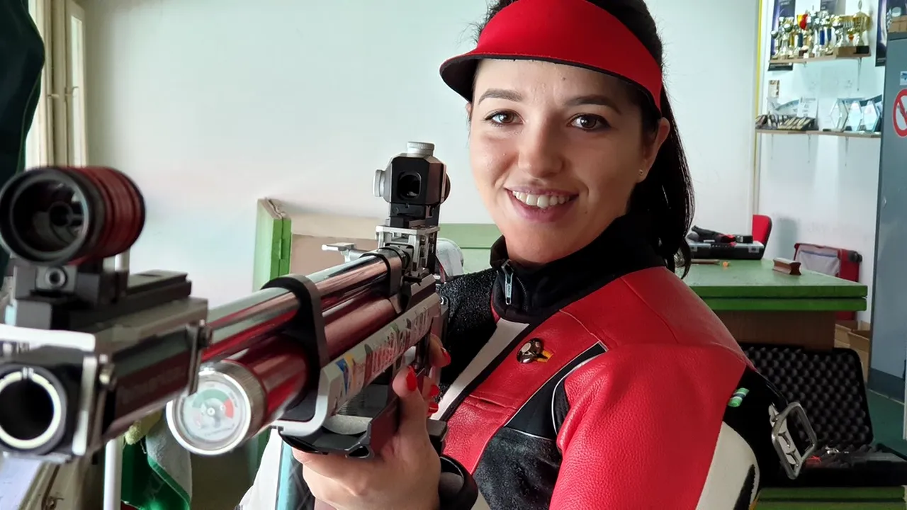 E frumușică foc și trage la foc automat. Dinamovista Laura Coman, prima sportivă tricoloră calificată la JO 2020, păstrează gloanțe pentru Tokyo: 