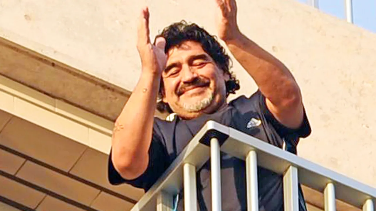 Asaltat și după 20 de ani!** Maradona este un adevărat zeu în Napoli 