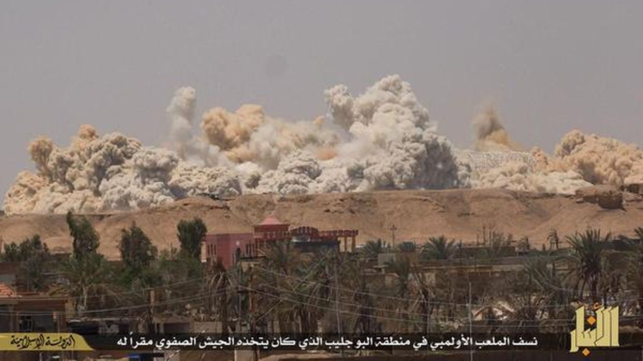 Imagini incredibile! Cum a fost pus la pământ un stadion de 100 de milioane de euro cu 3,5 tone de explozibil. Cine e responsabilul