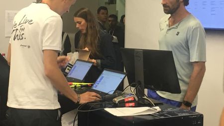 SPECIAL | ProSport a intrat în "laboratorul" în care sunt pregătite rachetele starurilor de la Roland Garros. Întâlnire cu antrenorul Regelui de la Paris: câte rachete a cerut Nadal înaintea duelului din turul secund