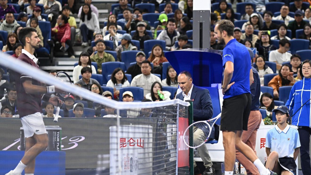 Absolut ireal! Rusul Medvedev a fost descalificat în semifinala cu Djokovic de la Beijing pentru că a lovit un spectator!