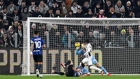 Scandal uriaş! Comentatorul l-a jignit pe prim-ministru şi a fost schimbat la pauza meciului: „Cel mai mare monstru”