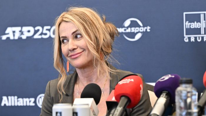 Nadia Comăneci, în costum de baie, la 63 de ani