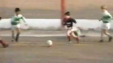 "Extraterestru" de mic!** Noi imagini senzaționale cu Messi la 8 ani! Cum le ascunde mingea puștilor de vârsta lui:)