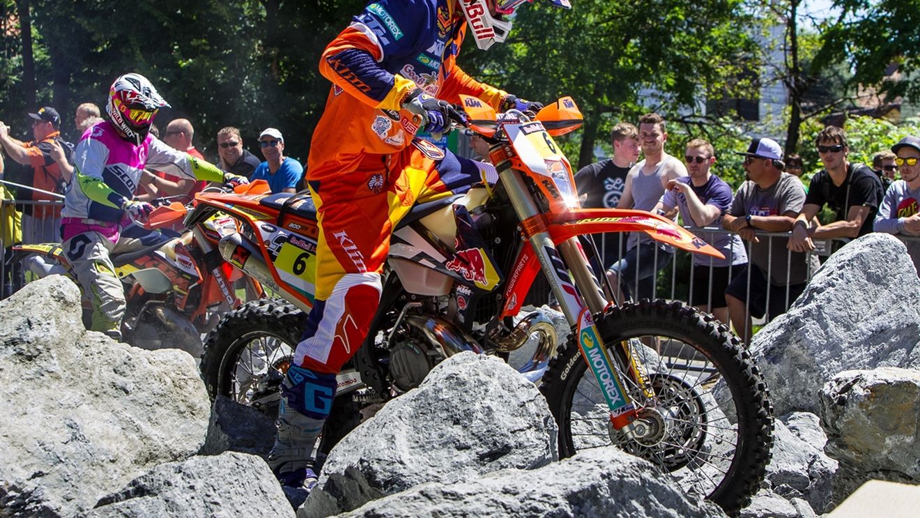 Red Bull Romaniacs începe tare, cu cel mai dur prolog din seria mondială de hard-enduro. Pentru "creațiile" din centru Sibiului au fost folosite 160 de tone de piatră, 150 de tone bușteni, lanțuri, containere