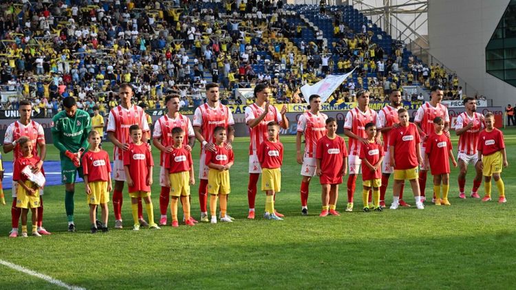 Cum arată autocarul lui Dinamo după noua colantare! Eroare uriașă în zona trofeelor