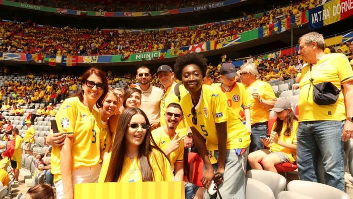 Familia celui mai valoros jucător român, în al nouălea cer după victoria istorică a tricolorilor! ProSport are imaginile bucuriei de la Munchen! Mama vedetei lui Edi Iordănescu a greșit pronosticul și ne-a dezvăluit primul mesaj al starului: „A fost pur și simplu fabulos!” EXCLUSIV