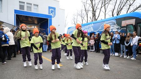 De Ziua Naţională, fanii Universităţii Craiova au jucat hora la cantonamentul „Ilie Balaci”, chiar înainte de antrenamentul lui Mirel Rădoi. Ce mesaj a transmis preşedintele Sorin Cârţu