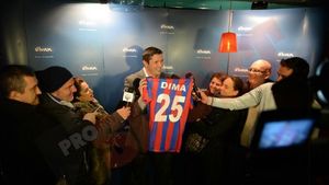 Un tricou al Stelei și-a făcut 'apariția' la petrecerea 'câinilor'. FOTO: Cum au fost ironizați cei din Ghencea