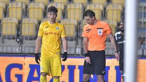 Responsabilul VAR în deciziile controversate la Rapid - FCSB, arbitru bătut în tinerețe de oficialii unui club și pe teren, dar și la comisii: „Cap în gură, pumn în față și în stomac! Am sunat la 112!” | SPECIAL