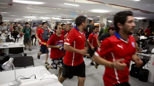 Panică în centrul de presă de la stadionul Maracana. FOTO & VIDEO | Momentul în care 200 de fani chilieni forțează pătrunderea în arenă