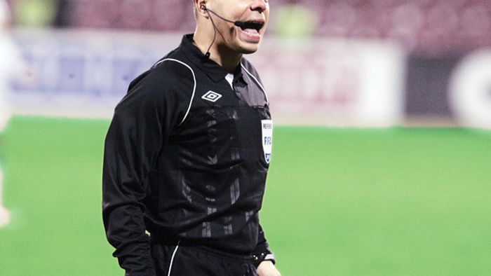 Avertisment pentru "câini" și steliști:Marius Avram dă ușor "galbene" și penalty-uri!