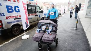 La Tower cu gemenii!** Mămica și-a așteptat soțul plimbându-i afară pe gemeni în cărucior