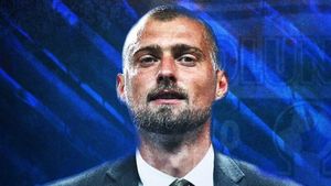 Sfatul lui Gabi Tamaș, fotbalistul care le-a făcut pe toate în cariera sa, pentru tinerii jucători. „Să lase Tik-Tok-ul. Să facă ce am făcut eu, dar să joace unde am jucat eu”. Moment amuzant cu fostul fundaș în vestiarul juniorilor. „Care e mai așa... ca mine?”. VIDEO EXCLUSIV