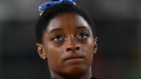 „Am fost terifiată". Simon Biles a vorbit în show-ul lui Jimmy Fallon despre momentul în care a trebuit să îi dea steagul SUA lui Tom Cruise, în ceremonia de la Jocurile Olimpice de la Paris