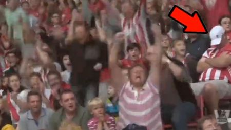 VIDEO EPIC** Vuietul mulțimii l-a lovit ca un TRĂ‚SNET. Un fan al lui Southampton dormea la penalty-ul lui Van Persie! Cum a reacționat când i-a fost stricată "siesta"