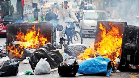 Pizza, fotbal, focuri de armă și mult gunoi!** ProSport îți prezintă orașul Napoli, ultima haltă a Stelei în 2010!