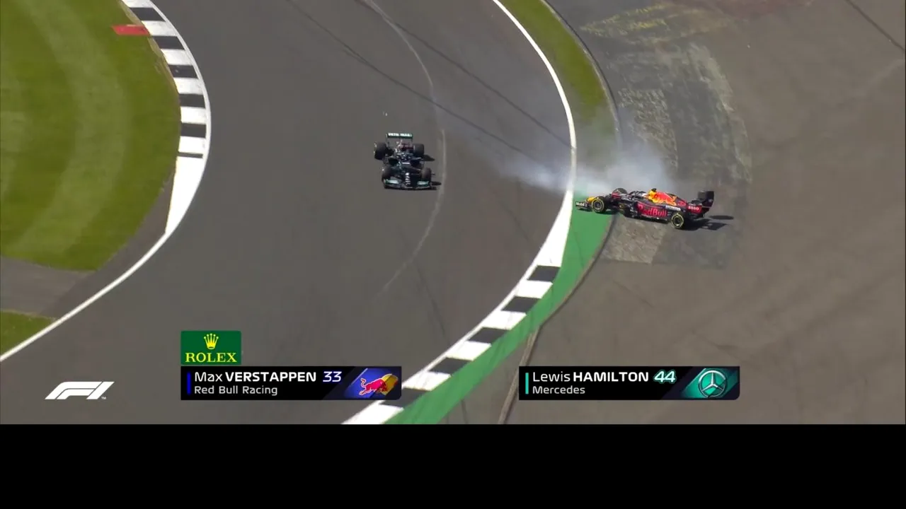 Haos în Formula 1! Hamilton și Verstappen s-au acroșat în primul tur al cursei de la Silverstone. S-a reluat cursa, iar britanicul a câștigat pe final!
