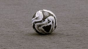 Dramă în fotbalul european! Jucătorul de 19 ani a murit după ce a căzut pe teren și a rămas inconștient: cauza decesului e necunoscută!