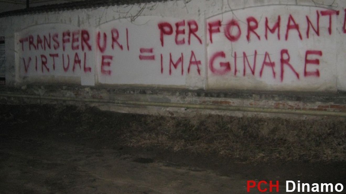 FOTO Fanii "câinilor" s-au răsculat din nou după ratarea lui Paul Pârvulescu: "Adio titlu!"** Badea și Săvulescu trebuie să își cumpere din nou "lavabilă"