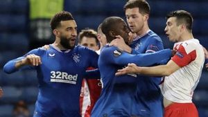 Au sărit la bătaie în vestiarul Slaviei Praga! Coechipierii lui Ianis Hagi au luat la pumni un jucător al cehilor și l-au umplut de sânge! Reacția fotbalistului agresat