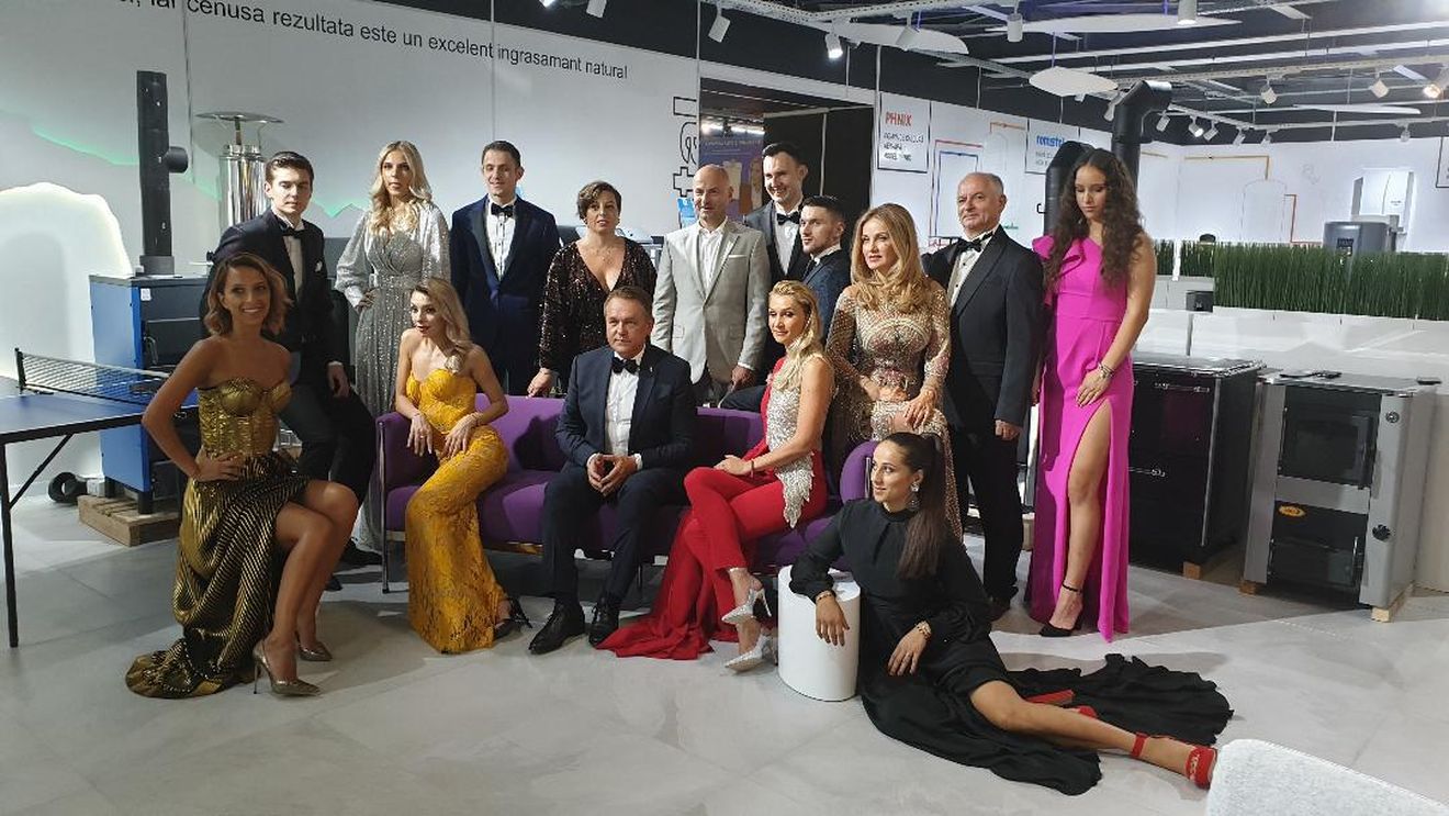 GALERIE FOTO inedită cu fetele din naționala de tenis de masă. "Suntem ca prințesele din basme. Nu e ușor să stai 12 ore la un shooting foto". Ce "meci" a ieșit înainte de Europeanul de la Nantes 