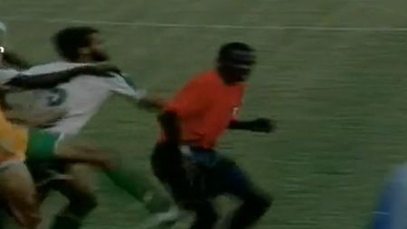VIDEO **Arbitru luat la picioare la un meci din Africa