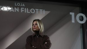 Cum a reacționat Diana Şucu, soția milionarului de la Mobexpert, când a văzut că fiul lor Andrei vinde pe internet o pereche de ghete de fotbal cu 1.200 de lei