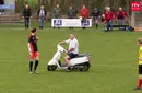 Scene fără precedent în istoria fotbalului: a intrat cu scuterul pe gazon la un meci, dintr-un motiv de necrezut! Ce legătură are calul bărbatului cu incidentul