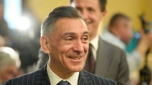 Ilie Dumitrescu a atras toate privirile. A adus un buchet imens de trandafiri roz: „Felicitări!”