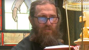 Cum trăiește, de fapt, acum, Alexandru Tudor, fostul arbitru care a ales viața monahală, deși nu se poate călugări! Transformarea fizică e incredibilă și e aproape imposibil de recunoscut, la 52 de ani, dar e slujitorul lui Dumnezeu și ajutorul lui Gigi Becali: „Am fost să sfințesc Arena Națională, dar acolo sunt duhuri rele multe”