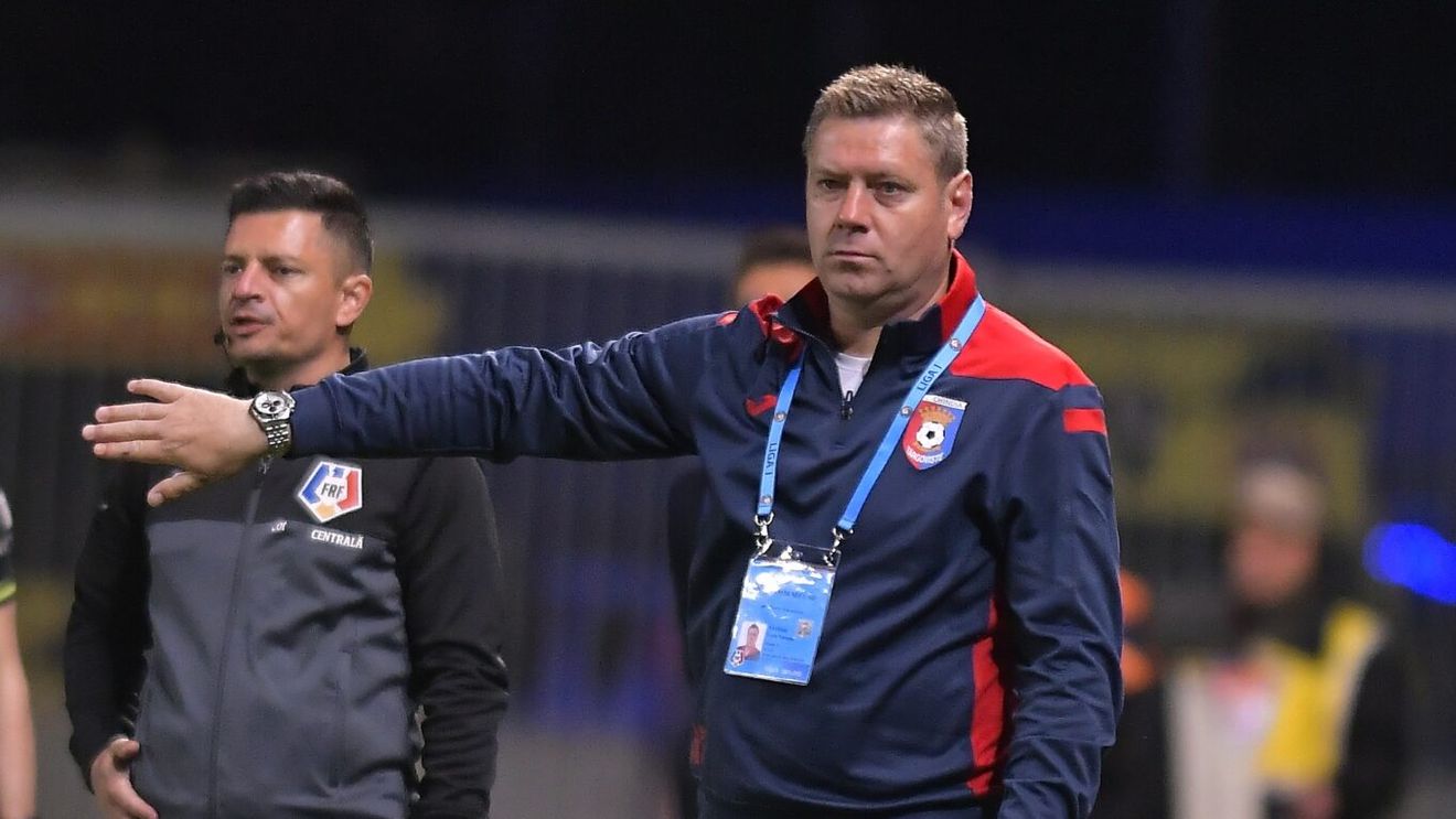 Scene incredibile la Chindia Târgoviște! Vali Năstase a vrut să-l bată pe Tiberiu Căpușă, dar jucătorul a fost salvat de restul colegilor! Reacția antrenorului: „Ceva a fost, dar nu să ne batem!” | EXCLUSIV