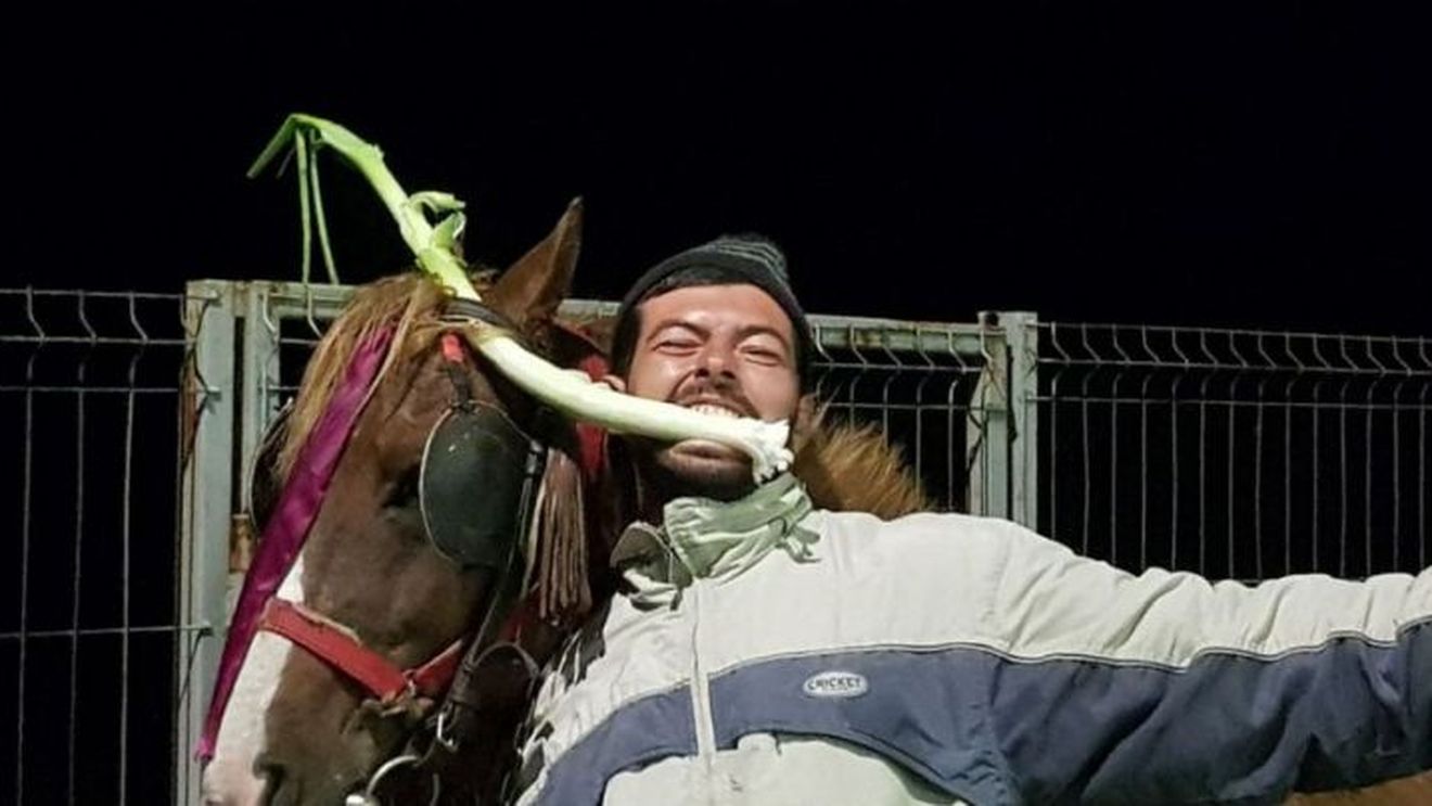 Ce au văzut fanii roș-albi la întoarcerea spre București, după derby-ul Craiova - Dinamo: "Era o iapă adevărată cu ditamai prazul prins de căpăstru" :)