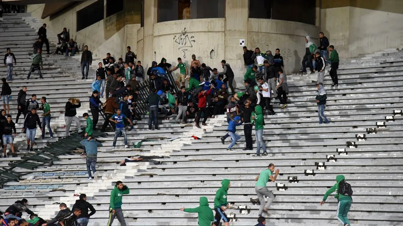 Confruntări violente între suporteri în timpul unui meci de fotbal în Maroc. 2 morți și 54 de răniți