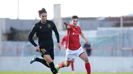 Caz unic în fotbalul mondial: un fotbalist din Spania a făcut stop cardiac pe teren și a cerut să continue meciul în timp ce medicii îl urcau în ambulanță | VIDEO