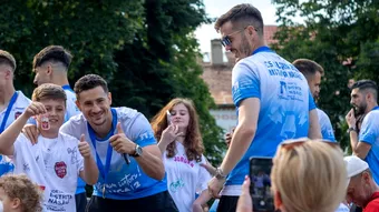 Gloria Bistrița Năsăud a sărbătorit alături de suporteri promovarea în Liga 2! FOTO & VIDEO de la petrecere