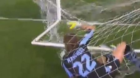 Și-a luat plasă!** Toată Europa râde de colegul lui Radu Ștefan. Ce s-a întâmplat după ce un jucător a șutat la poartă. VIDEO Faza zilei în Italia